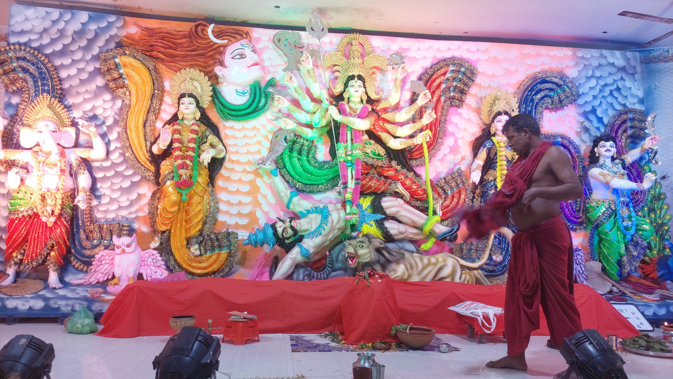 শ্রীপুরে পূজামণ্ডপে ভক্তদের উপচে পড়া ভিড়, আনন্দ-উৎসবে মেতেছে পূজামণ্ডপ 