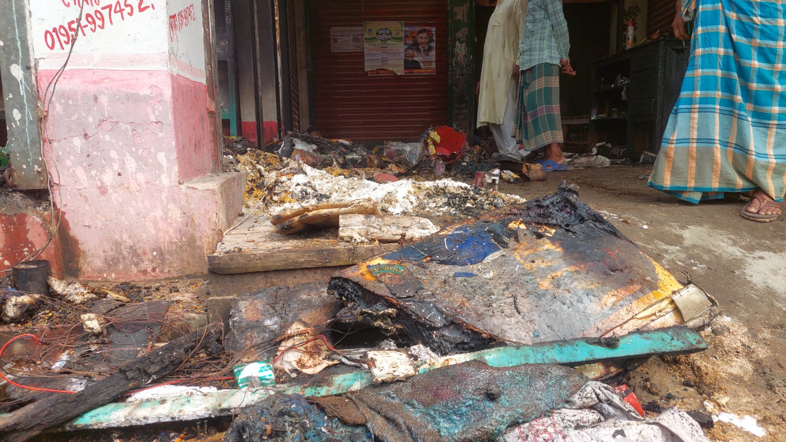 শ্রীপুরে আগুনে পুড়ে ছাই মুদি দোকান, ক্ষতি ১২ লাখ টাকা
